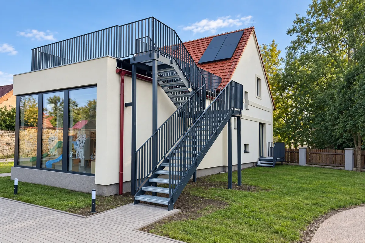 Přístavba s pochozí střešní terasou a venkovním ocelovým schodištěm