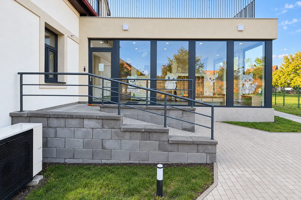 Vstup do přístavby se schody, rampou a zábradlím